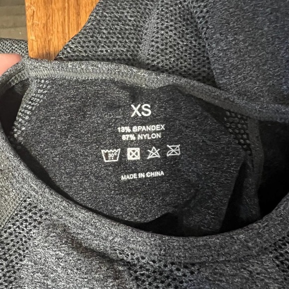 NVGTN women’s gray cropped seamless long sleeve size XS - Picture 4 of 4